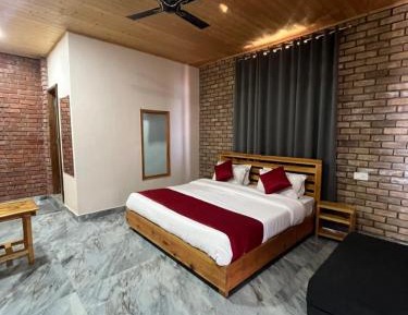 Double or Twin Room with Mountain View