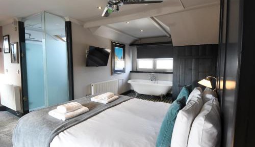 Penthouse Studio Apartment with Balcony
