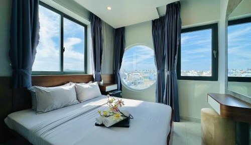 Deluxe Double Room with Side Sea View