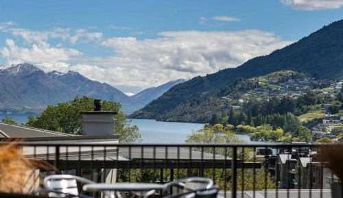 Three-Bedroom Apartment with Lake View