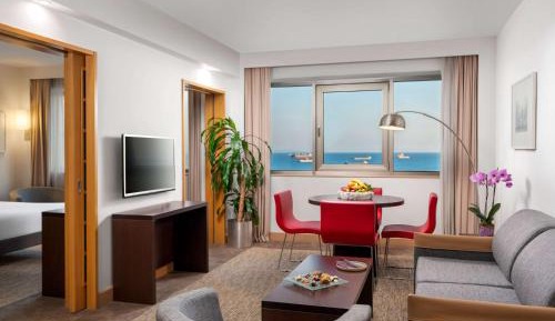 Queen Suite with Sofa and Sea View