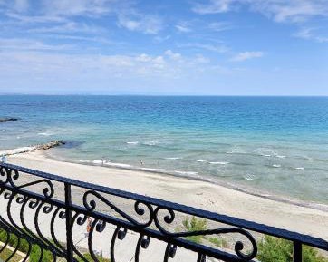 Two-Bedroom apartment with Lake, Garden and Sea View