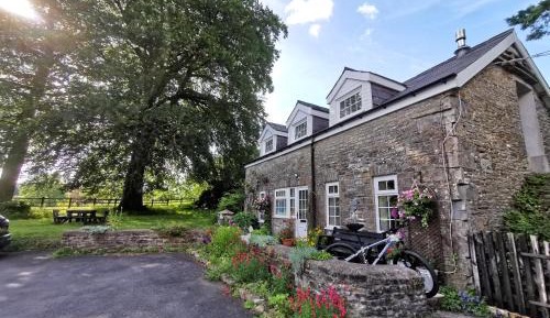 Family Cottage With Courtyard View
