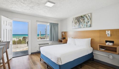 Beachfront Walkout Room - Queen/Queen with Kitchen