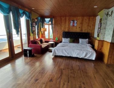 Deluxe Queen Suite