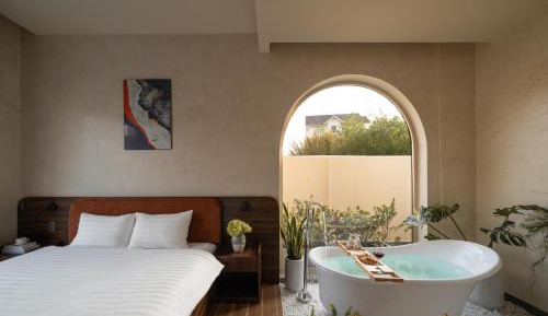 Queen Room with Pool View