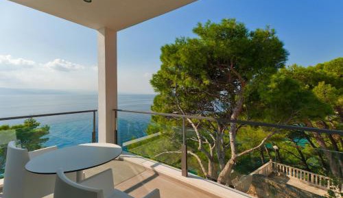 One-Bedroom Apartment with Sea View