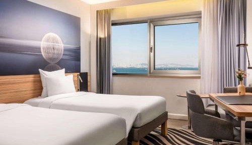 Superior Room with Twin beds and Partial Sea View