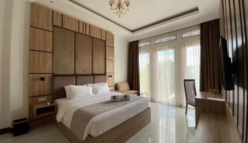 Queen Room with Pool View