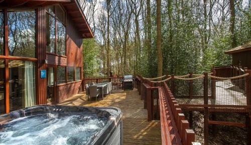 Golden Oak Treehouse (pet-friendly)