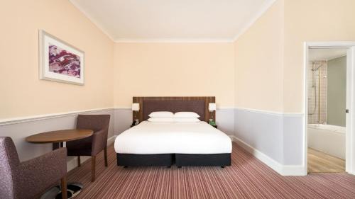 One-Bedroom Suite with Dining Area