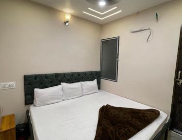 Deluxe Room (2 Adults + 1 Child)