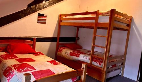 Basic Triple Room with Shared Bathroom