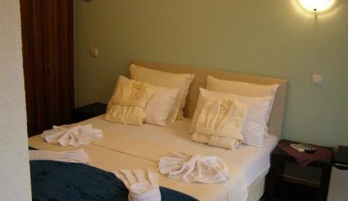 Deluxe Double Room (2 Adults + 1 Child)