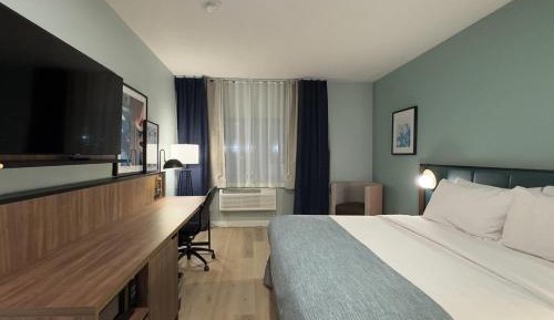 King Room with Mobility/Hearing Access and Roll-In Shower, Non-Smoking