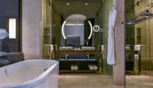 Executive Room Pool View Twin Bed with access to Executive Club Lounge