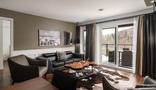 Two-Bedroom Apartment with Mountain View