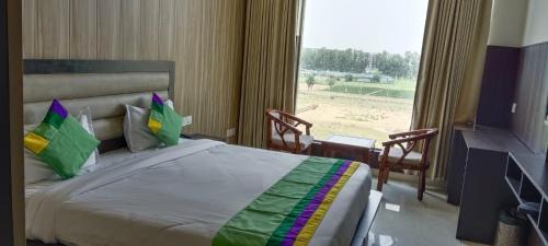 Deluxe Queen Room