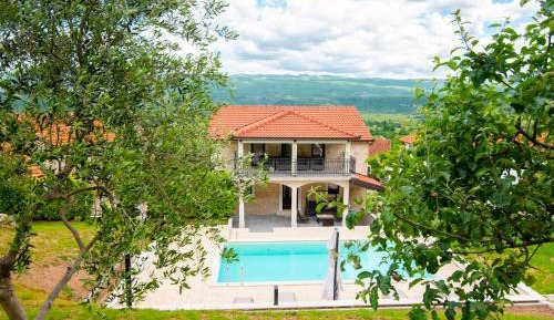 Villa with Garden View