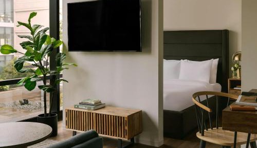 Studio Apartment with Queen Bed and City View