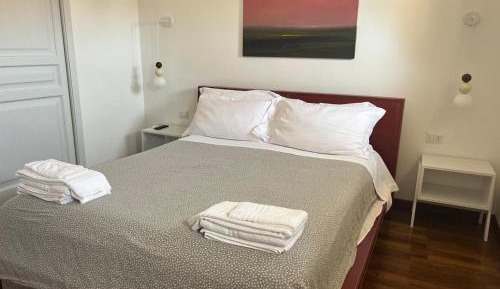 Deluxe One-Bedroom Apartment
