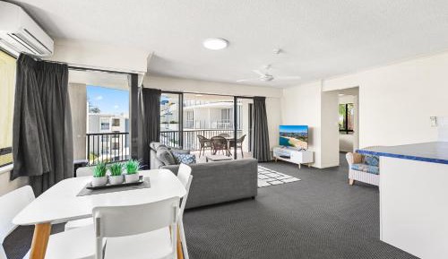 Large One Bedroom Apartment – Partial Views