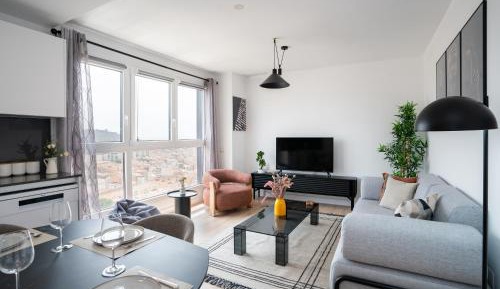 One-Bedroom Apartment with City View