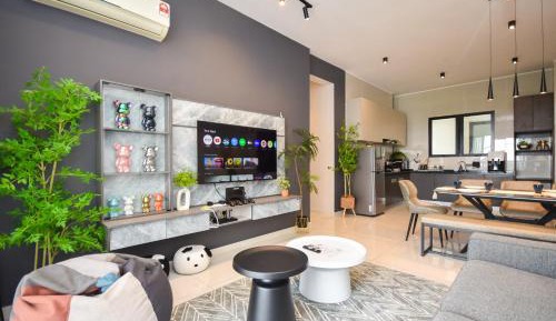 Three-Bedroom Premium Apartment with Balcony