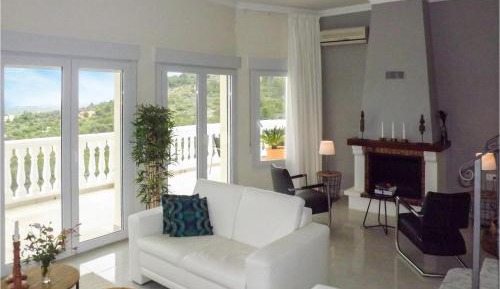 Three-Bedroom Holiday Home 