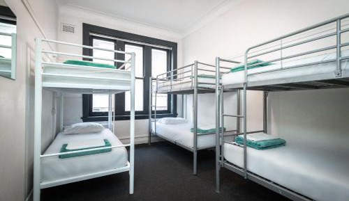 Bed in 6-Bed Mixed Dormitory Room with Shared Bathroom (18-35 years only)