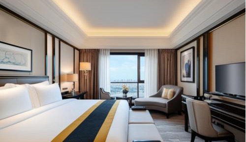 Three-Bedroom Apartment with Lake View