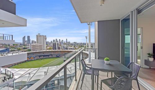 Three Bedroom Two Bathroom Compact Apartment Gabba View