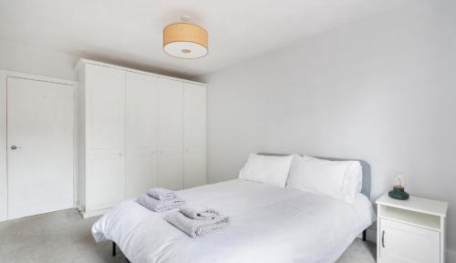 Deluxe One-Bedroom Apartment with City View