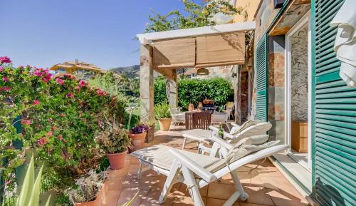 Two-Bedroom Deluxe Apartment with Garden View
