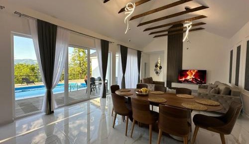 Villa with Swimming Pool