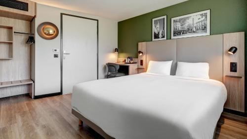 Standard Room - 1 Queen Bed