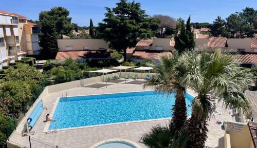 Apartment with Pool View 