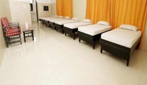 10-Bed Mixed Dormitory Room