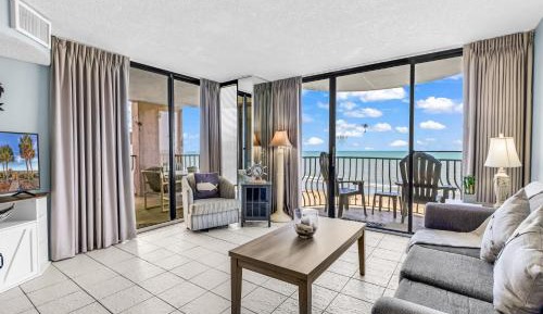 Three-Bedroom Apartment with Balcony