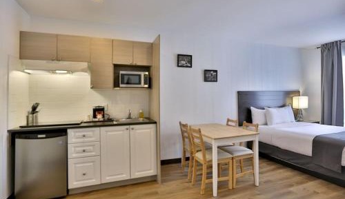 Superior Queen Room with Kitchenette