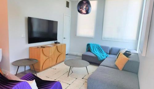 One-Bedroom Apartment at Melrose