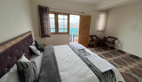 Double or Twin Room with Mountain View
