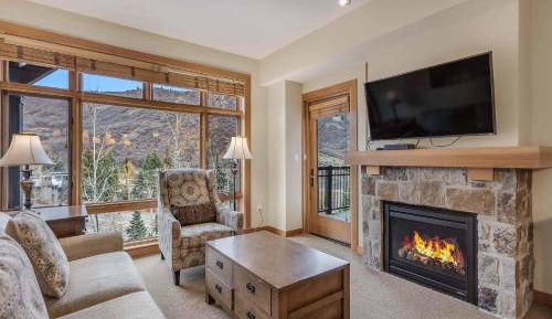 Apartment with Mountain View