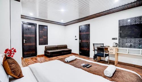 Deluxe Double Room (2 Adults + 1 Child)