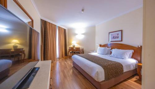 Standard Queen Room with City View