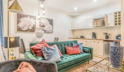 Deluxe One-Bedroom Apartment
