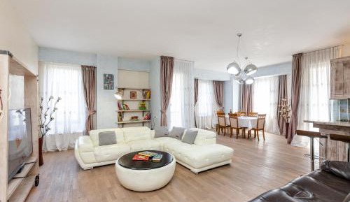 Four-Bedroom Deluxe Apartment