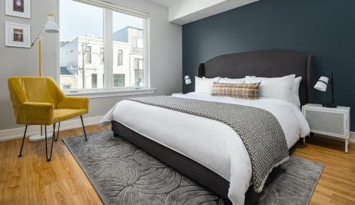 One-Bedroom Apartment with Balcony