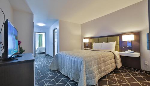 Luxury Queen Suite