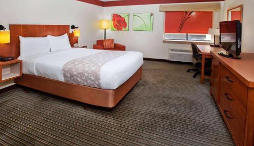 Double Room with One Double Bed and Bathtub with Grab Bars - Mobility Accessible/Non-Smoking